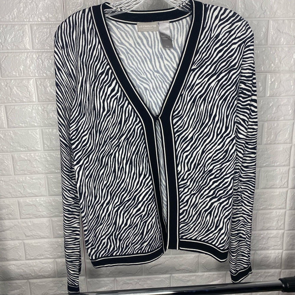 5/$25 Zebra One Button Cardigan 🔥 TREND